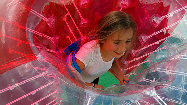 Niña pasandolo bien en Bubble Soccer Action Live